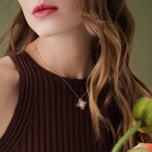 ROBERTO-COIN-PRINCESS-FLOWER-PENDANT-18K-GOLD-WITH-DIAMOND-ONE-FLOWER-SMALL-VERSIONADR777CL2665_WEAR.jpg
