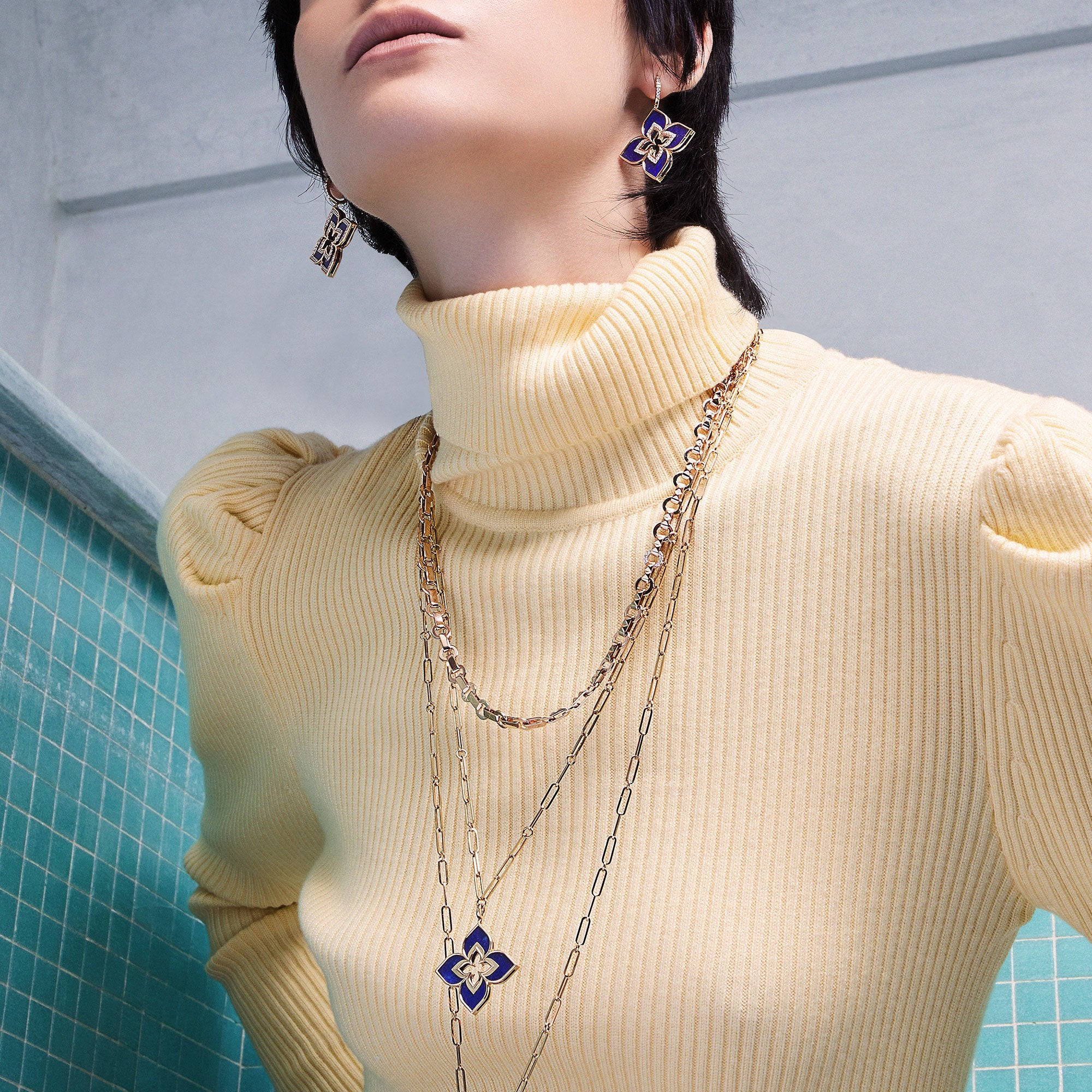 ROBERTO-COIN-VENETIAN-PRINCESS-18KT-GOLD-FLOWER-WITH-LAPIS_ARV777CL3191_WEAR.jpg