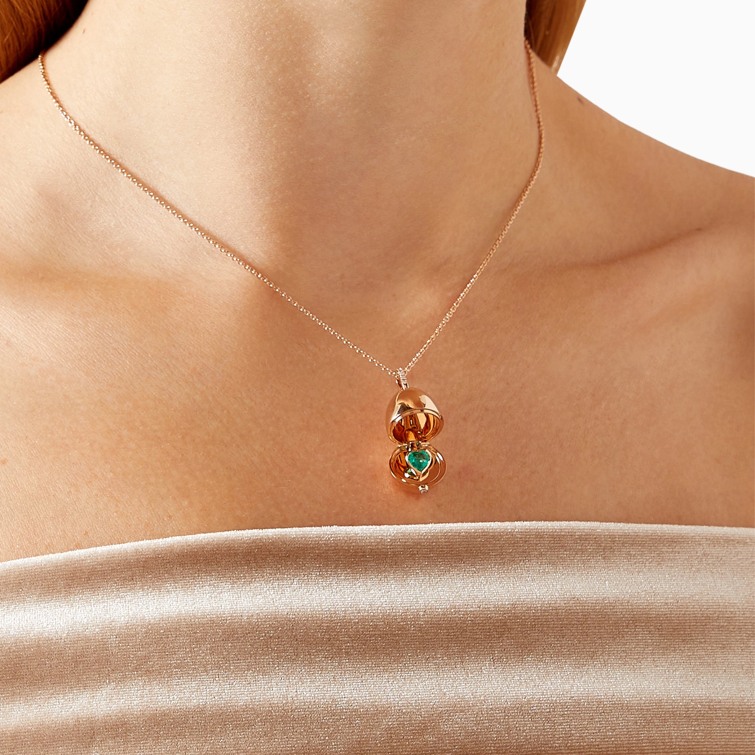 faberge-essence-rose-gold-emerald-heart-surprise-locket-135761-0.jpg